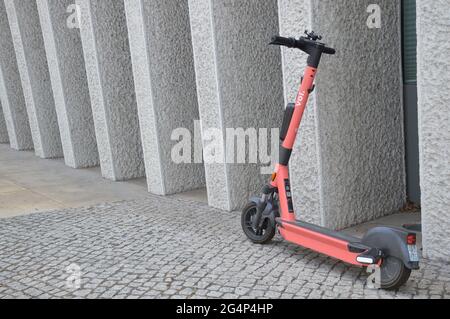 Un scooter électrique devant le bâtiment de l'ambassade du Mexique à Berlin, Allemagne - 21 juin 2021 Banque D'Images