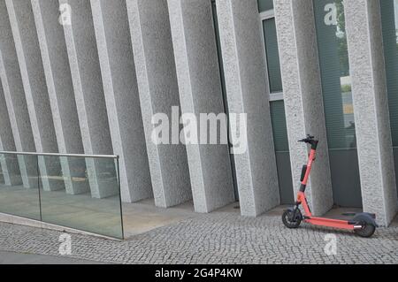 Un scooter électrique devant le bâtiment de l'ambassade du Mexique à Berlin, Allemagne - 21 juin 2021 Banque D'Images