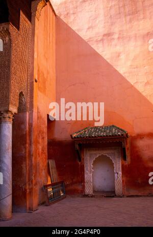 Une belle porte dans les tombes saadiennes, une nécropole royale à Marakesh, à l'intérieur d'une Kasbah royale, Maroc, avril 2016 Banque D'Images