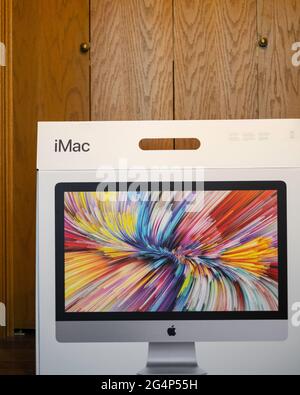 Nouveau modèle iMac 2020 installé sur le sol après la livraison. Banque D'Images