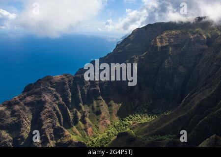 La spectaculaire CÔTE NA PALI vue depuis un hélicoptère - KAUAI, HAWAÏ Banque D'Images