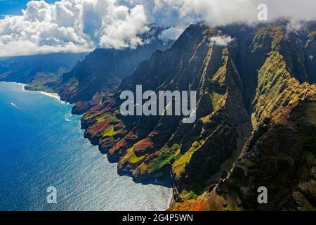 La spectaculaire CÔTE NA PALI vue depuis un hélicoptère - KAUAI, HAWAÏ Banque D'Images