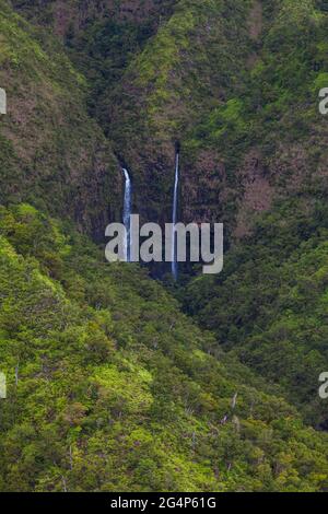 Chutes d'eau à l'arrière de LA VALLÉE DE HANALEI près de la CÔTE de NA PALI comme vu d'un hélicoptère - KAUAI, HAWAII Banque D'Images