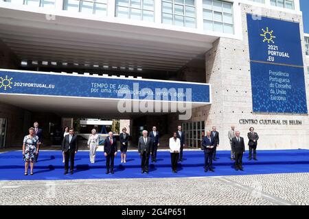 22 juin 2021, Lisbonne, Portugal: Commissaire européen aux Affaires intérieures Ylva Johansson, vice-président de la Commission européenne Margaritis Schinas, secrétaire américain à la sécurité intérieure Alejandro Mayorkas, ministre portugais de l'intérieur Eduardo Cabrita, ministre portugais de la Justice Francisca Van Dunen, Le commissaire européen à la justice Didier Reynders et le ministre slovène des Affaires intérieures, Ales Hojs, (première rangée à partir de la gauche) posent pour une photo de groupe lors de la réunion ministérielle UE-États-Unis sur la Justice et les Affaires intérieures sous la présidence portugaise du Conseil de l'UE, au Centro Cultural de Belem, à Lisbonne, au Portu Banque D'Images