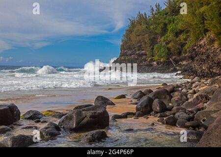 HANAKAPIAI CREEK ET BEACH sur le sentier de la VALLÉE de KALALALAU le long de la CÔTE NA PALI - KAUAI, HAWAII Banque D'Images