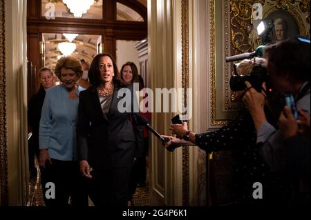 Washington, États-Unis. 22 juin 2021. Le vice-président Kamala Harris arrive pour parler aux médias après que les Républicains du Sénat aient utilisé une obstruction à l'obstruction parlementaire pour bloquer la législation sur le droit de vote, au Capitole des États-Unis, à Washington, DC, le mardi 22 juin, 2021. Le Sénat n'a pas réussi à aller de l'avant sur la législation sur le droit de vote sans le soutien des républicains, car les négociations bipartisanes sur les infrastructures du président Biden se poursuivent. (Graeme Sloan/Sipa USA) Credit: SIPA USA/Alay Live News Banque D'Images