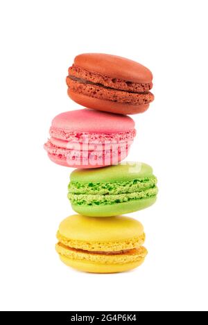Macarons frais isolés sur fond blanc. Macaron français doux et coloré. Banque D'Images