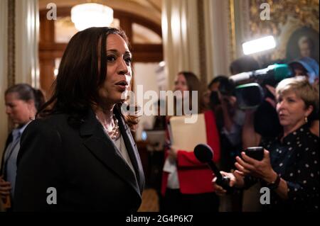 Washington, États-Unis. 22 juin 2021. Le vice-président Kamala Harris s'adresse aux médias après que les Républicains du Sénat aient utilisé une obstruction à l'obstruction parlementaire pour bloquer la législation sur le droit de vote, au Capitole des États-Unis, à Washington, DC, le mardi 22 juin, 2021. Le Sénat n'a pas réussi à aller de l'avant sur la législation sur le droit de vote sans le soutien des républicains, car les négociations bipartisanes sur les infrastructures du président Biden se poursuivent. (Graeme Sloan/Sipa USA) Credit: SIPA USA/Alay Live News Banque D'Images