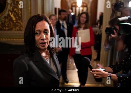 Washington, États-Unis. 22 juin 2021. Le vice-président Kamala Harris s'adresse aux médias après que les Républicains du Sénat aient utilisé une obstruction à l'obstruction parlementaire pour bloquer la législation sur le droit de vote, au Capitole des États-Unis, à Washington, DC, le mardi 22 juin, 2021. Le Sénat n'a pas réussi à aller de l'avant sur la législation sur le droit de vote sans le soutien des républicains, car les négociations bipartisanes sur les infrastructures du président Biden se poursuivent. (Graeme Sloan/Sipa USA) Credit: SIPA USA/Alay Live News Banque D'Images