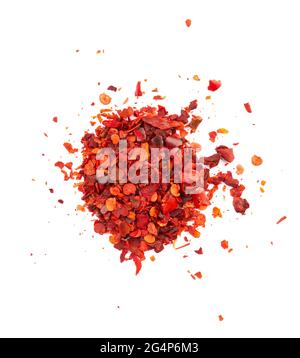 Flocons de piment rouge séchés avec des graines, isolés sur fond blanc. Piment de Cayenne haché. Épices et herbes. Vue de dessus. Banque D'Images