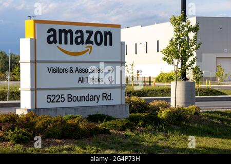 Ottawa (Ontario), Canada - le 21 juin 2021 : une enseigne de marque à l'entrepôt de distribution Amazon, au 5225, chemin Boundary. Banque D'Images