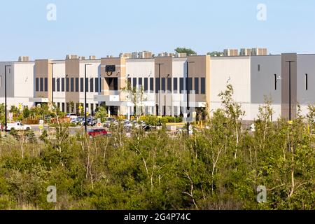 Ottawa (Ontario), Canada - le 21 juin 2021 : l'entrepôt de distribution Amazon situé au 5225, chemin Boundary. Banque D'Images