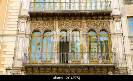 Catane, Sicile. Façade du Teatro Sangiorgi, terminée à 1900. Conçu par l'architecte Salvatore Giuffrida dans un style Liberty. Banque D'Images