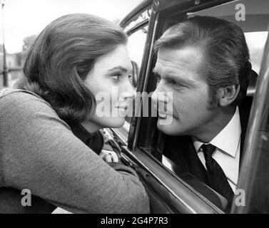 Hildegarde Neil, Roger Moore, 'l'homme qui s'est hanté lui-même' (1970) Warner-Pathé / référence du dossier # 34145-320THA Banque D'Images