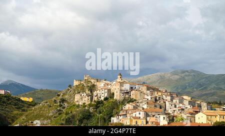 Ville de Scalea, province de Cosenza, région Calabre. Le centre historique, construit sur la colline et le promontoire. Banque D'Images