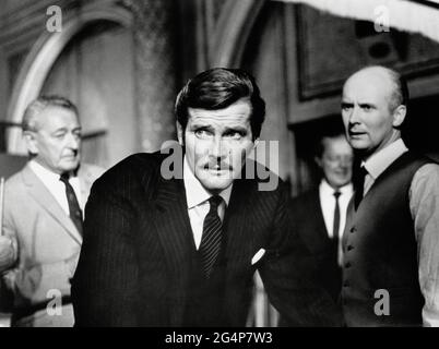 Roger Moore, 'l'homme qui s'est hanté' (1970) Warner-Pathé / référence du dossier # 34145-294THA Banque D'Images