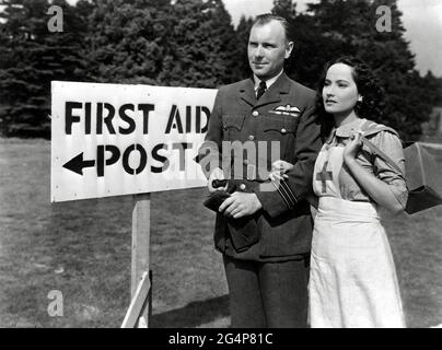 Ralph Richardson, Merle Oberon, 'The Lion has Wings' (1939) United Artists / référence du dossier # 34145-244THA Banque D'Images