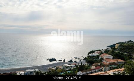 Ville de Scalea, province de Cosenza, région Calabre. Magnifique coucher de soleil, illuminant la côte. Banque D'Images