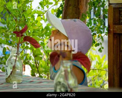 Minca, Magdalena, Colombie - Mai 19 2021: Le petit garçon caucasien porte un chapeau et est dans un restaurant dans la forêt entourée par beaucoup de nature Banque D'Images