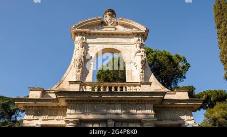 Rome, Parco Archeologico del Colosseo. C'est la partie supérieure de la porte principale à via di San Gregorio. Banque D'Images