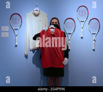 Un objet capital de la plus grande icône du Journey of tennis. Pour en savoir plus sur les enchères de la collection Roger Federer, Roger Federer est la plus grande icône du tennis. Le sportif suisse a enchanté des fans à travers le monde au cours d'une carrière caractérisée par un succès sans précédent et une longévité remarquable, ces articles fournissent une fenêtre sur certains des moments les plus emblématiques du sport , les fans du monde entier auront l'occasion de posséder des objets marquants de son voyage à ce jour. En direct et en ligne du 23 juin au 14 juillet. Casquettes, chemises. Raquettes de tennis signées. Bracelets, serviettes. À Christie's , Londres . Banque D'Images