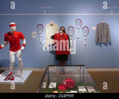 Un objet capital de la plus grande icône du Journey of tennis. Pour en savoir plus sur les enchères de la collection Roger Federer, Roger Federer est la plus grande icône du tennis. Le sportif suisse a enchanté des fans à travers le monde au cours d'une carrière caractérisée par un succès sans précédent et une longévité remarquable, ces articles fournissent une fenêtre sur certains des moments les plus emblématiques du sport , les fans du monde entier auront l'occasion de posséder des objets marquants de son voyage à ce jour. En direct et en ligne du 23 juin au 14 juillet. Casquettes, chemises. Raquettes de tennis signées. Bracelets, serviettes. À Christie's , Londres . Banque D'Images