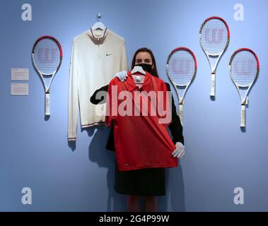 Un objet capital de la plus grande icône du Journey of tennis. Pour en savoir plus sur les enchères de la collection Roger Federer, Roger Federer est la plus grande icône du tennis. Le sportif suisse a enchanté des fans à travers le monde au cours d'une carrière caractérisée par un succès sans précédent et une longévité remarquable, ces articles fournissent une fenêtre sur certains des moments les plus emblématiques du sport , les fans du monde entier auront l'occasion de posséder des objets marquants de son voyage à ce jour. En direct et en ligne du 23 juin au 14 juillet. Casquettes, chemises. Raquettes de tennis signées. Bracelets, serviettes. À Christie's , Londres . Banque D'Images