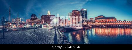 Vue panoramique du port de Halifax et du traversier régional. Ligne d'horizon de Halifax. Halifax, Nouvelle-Écosse, Canada. Le front de mer animé de Halifax. Banque D'Images