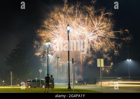 Grand feu d'artifice sur le Canada au centre-ville de Halifax, Nouvelle-Écosse, Canada. Le feu d'artifice de la fête du Canada en couple apprécie le moment romantique. Banque D'Images