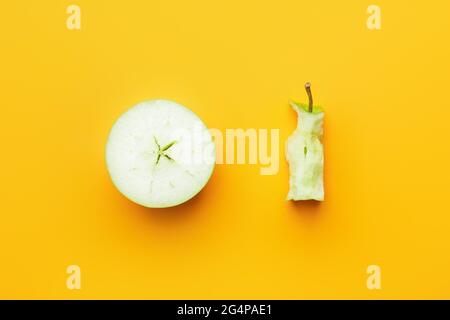 Apple Core avec pièce sur fond de couleur Banque D'Images