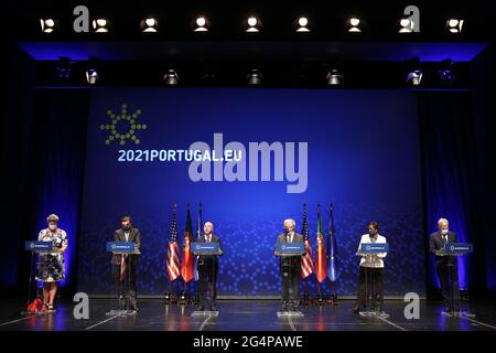 (210622) -- LISBONNE, le 22 juin 2021 (Xinhua) -- Commissaire européen aux Affaires intérieures Ylva Johansson, Vice-Président de la Commission européenne pour la promotion du mode de vie européen Margaritis Schinas, Secrétaire américain à la sécurité intérieure Alejandro Mayorkas, Ministre portugais de l'Administration interne Eduardo Cabrita, Le ministre portugais de la Justice Francisca Van Dunem et le commissaire européen à la Justice Didier Reynders (de L à R) assistent à une conférence de presse commune après les États-Unis et l'Union européenne Réunion ministérielle sur la justice et les affaires intérieures sous la présidence portugaise du Conseil de l'Union européenne en Banque D'Images