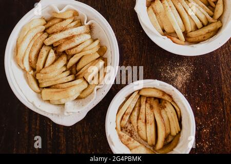 Tartes aux pommes rustiques, à base de pommes biologiques locales. Banque D'Images