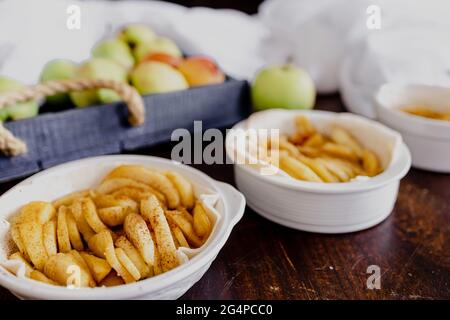 Tartes aux pommes rustiques, à base de pommes biologiques locales. Banque D'Images