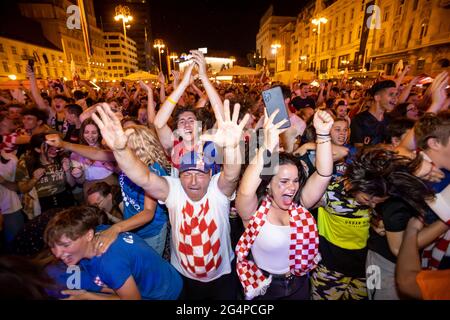Croatie, 22/06/2021, l'atmosphère sur la place Ban Josip Jelacic tout en regardant un match de football entre la Croatie et l'Écosse à 2020 euros pour avancer à la ronde de 16. Les fans fêtent la Croatie 3-1 gagnent l'Ecosse et se rendent à la ronde de 16. Banque D'Images