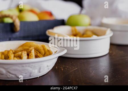 Tartes aux pommes rustiques, à base de pommes biologiques locales. Banque D'Images