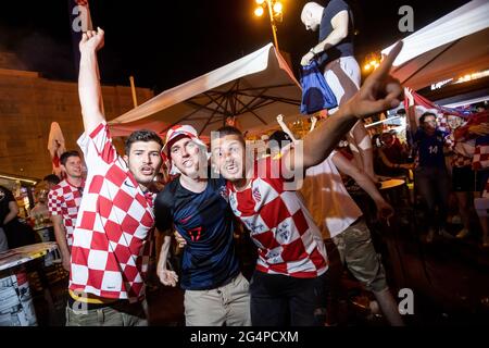 Croatie, 22/06/2021, l'atmosphère sur la place Ban Josip Jelacic tout en regardant un match de football entre la Croatie et l'Écosse à 2020 euros pour avancer à la ronde de 16. Les fans fêtent la Croatie 3-1 gagnent l'Ecosse et se rendent à la ronde de 16. Banque D'Images