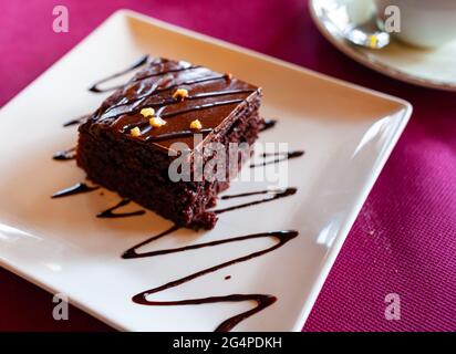 Délicieux brownie avec chapelure de noix et glaçage au chocolat Banque D'Images