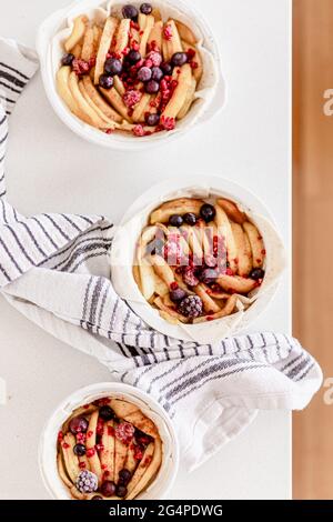 Tartes aux pommes rustiques, à base de pommes biologiques locales. Banque D'Images