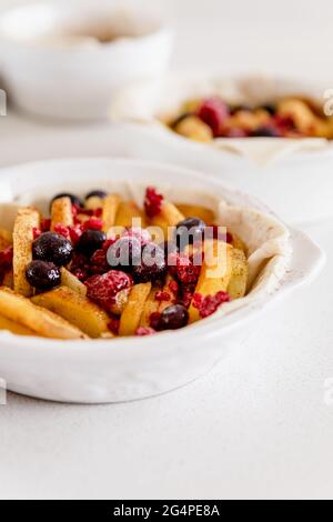 Tartes aux pommes rustiques, à base de pommes biologiques locales. Banque D'Images