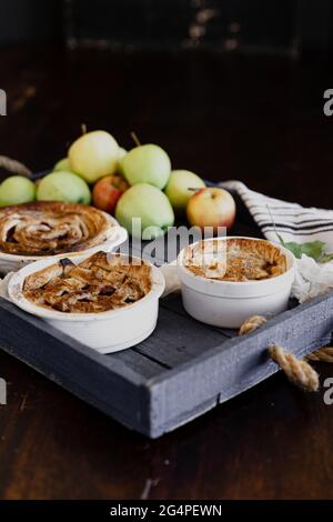 Tartes aux pommes rustiques, à base de pommes biologiques locales. Banque D'Images