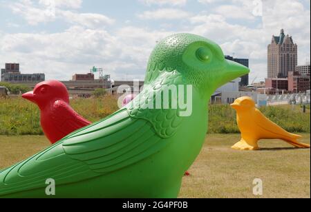 Milwaukee, Wisconsin, États-Unis. 22 juin 2021. Le craquage Art est un mouvement d'art public connu pour la création d'installations urbaines caractérisées par l'exposition d'animaux géants en plastique coloré recyclable. Le mardi 22 juin 2021, les 22 hirondelles sont le premier projet d'art temporaire au parc national Lakeshore, dans le centre-ville de Milwaukee crédit: Pat A. Robinson/ZUMA Wire/Alay Live News Banque D'Images
