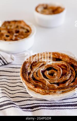 Tartes aux pommes rustiques, à base de pommes biologiques locales. Banque D'Images