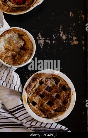 Tartes aux pommes rustiques, à base de pommes biologiques locales. Banque D'Images