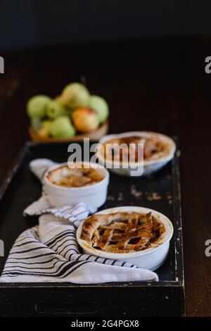 Tartes aux pommes rustiques, à base de pommes biologiques locales. Banque D'Images