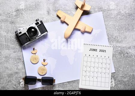 Calendrier, carte du monde et accessoires de voyage sur fond de grunge Banque D'Images