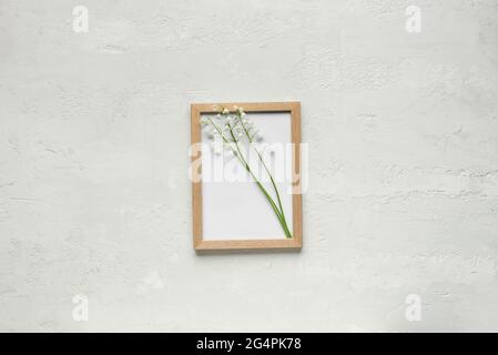 Cadre vide et belles fleurs de lys sur fond clair Banque D'Images