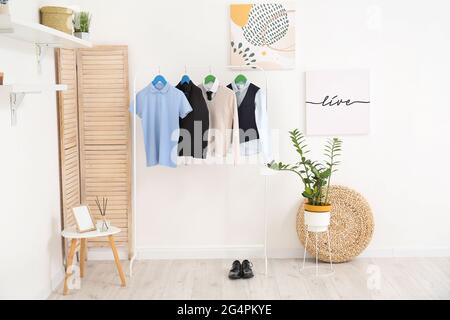 Porte-vêtements avec élégant uniforme scolaire à l'intérieur de la pièce Banque D'Images