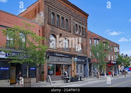 Toronto, Canada - Bloor Street, un quartier branché du centre-ville de Toronto, avec des boutiques et des pubs locaux dans des bâtiments datant des années 1890. Banque D'Images
