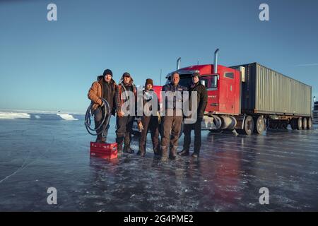 DATE DE SORTIE: Le 25 juin 2021 TITRE: The Ice Road STUDIO: Netflix DIRECTEUR: Jonathan Hensleigh PARCELLE: Après l'effondrement d'une mine de diamants éloignée dans les régions de l'extrême nord du Canada, un conducteur de glace mène une mission de sauvetage impossible sur un océan gelé pour sauver la vie de mineurs piégés. AVEC: Liam Neeson, Marcus Gurty, Amber Midthunder, Benjamin Walker et Laurence Fishburne. (Image de crédit : © Netflix/Entertainment Pictures) Banque D'Images