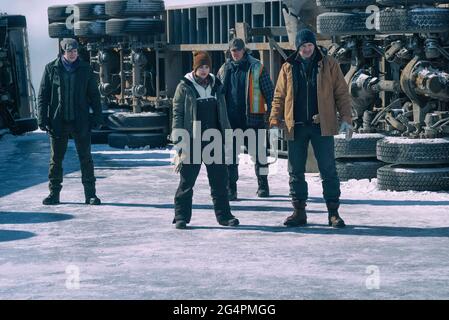 DATE DE SORTIE: Le 25 juin 2021 TITRE: The Ice Road STUDIO: Netflix DIRECTEUR: Jonathan Hensleigh PARCELLE: Après l'effondrement d'une mine de diamants éloignée dans les régions de l'extrême nord du Canada, un conducteur de glace mène une mission de sauvetage impossible sur un océan gelé pour sauver la vie de mineurs piégés. AVEC : Benjamin Walker, Amber Midthunder, Marcus Thomas et Liam Neeson. (Image de crédit : © Netflix/Entertainment Pictures) Banque D'Images